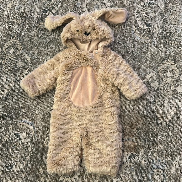 Pottery barn kids puppy costume 6-12 months.

Perfect condition, fluffy fur! - Picture 1 of 3